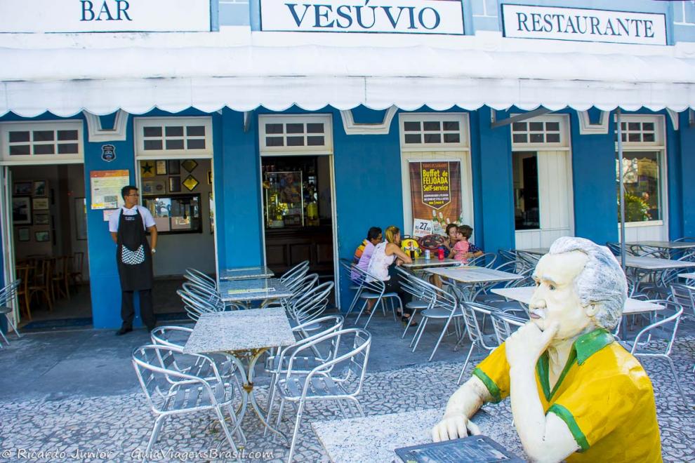 Imagem das mesas do bar Vesúvio em Ilhéus.